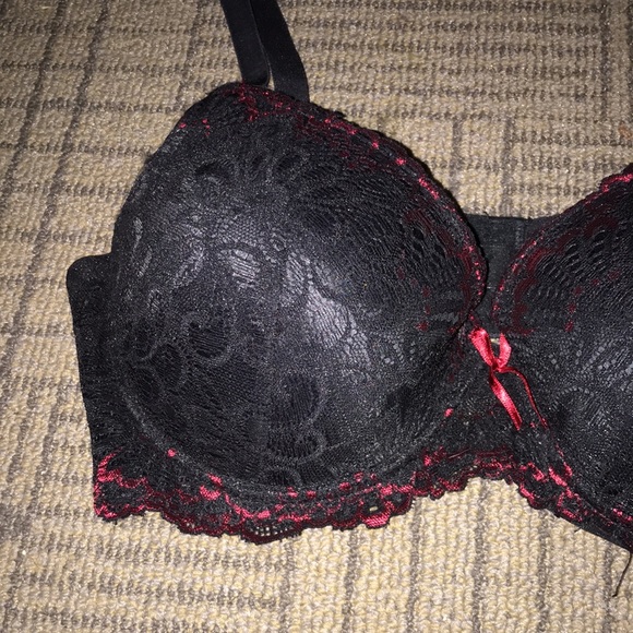 Black and Red Laced Bra - Picture 2 of 9